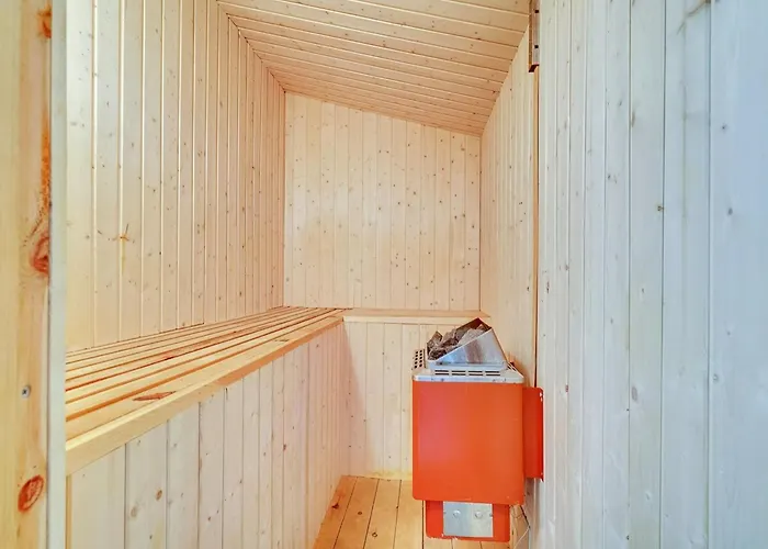 Elinbjoern - 1km From The Sea By Interhome